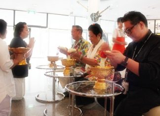 General Kanit Permsub (seated left), Deputy Aide de Camp, General to His Majesty the King, along with Khunying Busyarat Permsub (centre) presided over the ‘Rod nam dam hua’ ceremonies at the Hard Rock Hotel. Staff and friends sprinkled scented water onto the hands of the revered couple along with senior members of the hotel including GM Jorge Carlos Smith (right).
